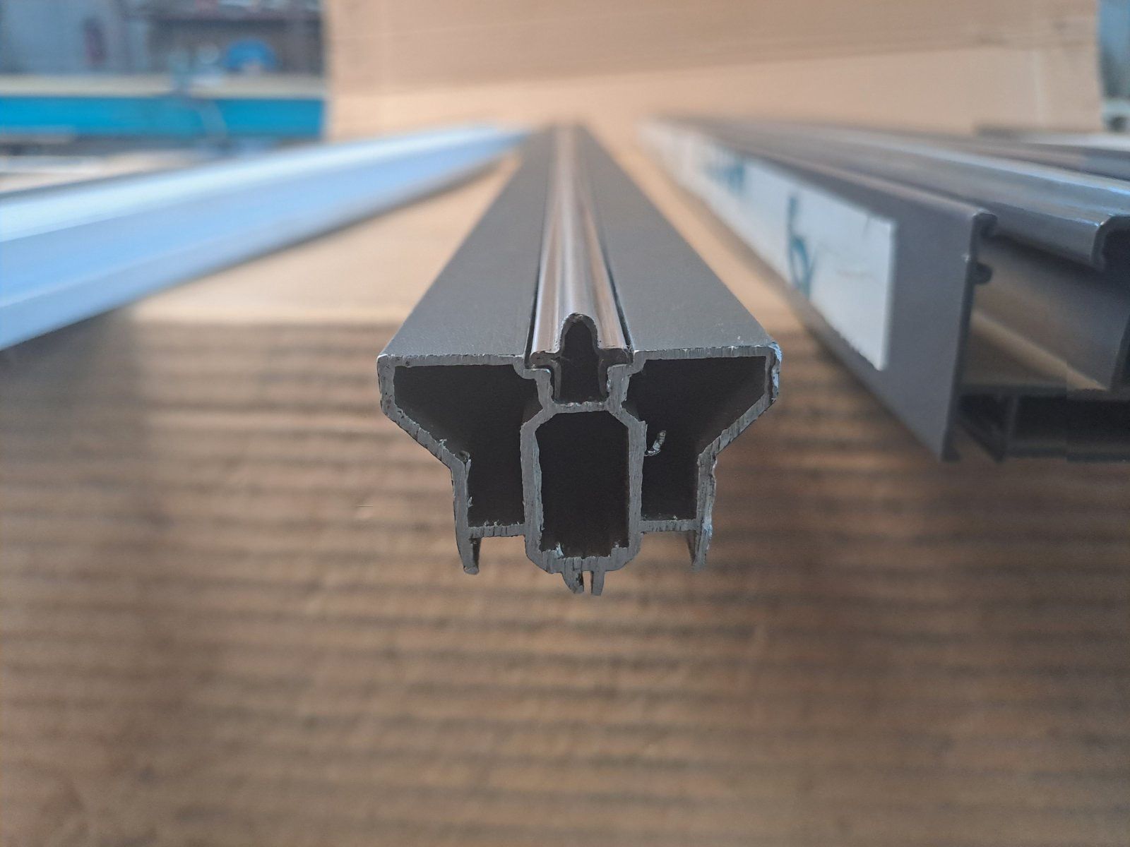 Stainless guide profile for aluminium system